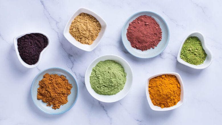 Superfoodpulver: matcha, hampa, spirulina, kollagen, acai, gurkmeja