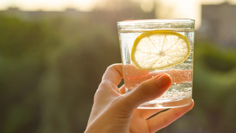 Fördelar med citronvatten: Hur citrus hjälper hälsa, viktminskning och hud