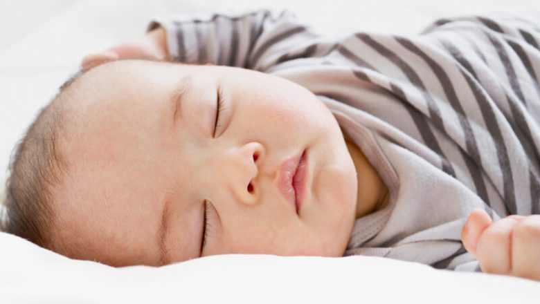 Plagiocephaly: Hur man förhindrar platthuvudsyndrom hos spädbarn
