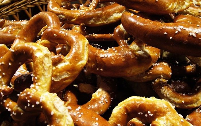 Hur får pretzels sin glänsande bruna yta?