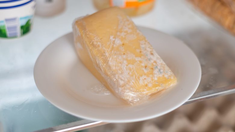 När osten blir möglig, är det okej att skära av mögeln och äta osten?