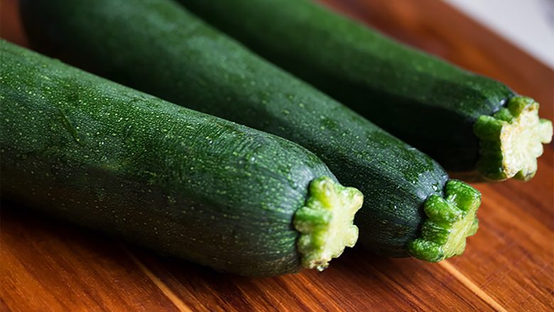 Kan du äta Zucchini Rå i en sallad?